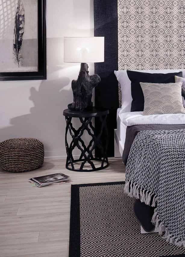 Lampa Maluku Black wys. 77 cm 224 00 Obraz Feather 56 x 96 cm 587 00 Puf Obar śr.