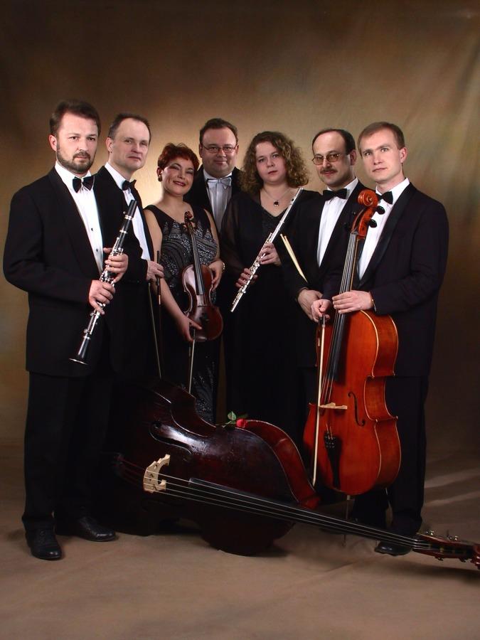 To zespół muzyki wiedeńskiej działający od 1999 roku. Tworzą go w większości muzycy Filharmonii Świętokrzyskiej. Od początku istnienia Strauss Ensemble cieszy się popularnością i uznaniem krytyki.