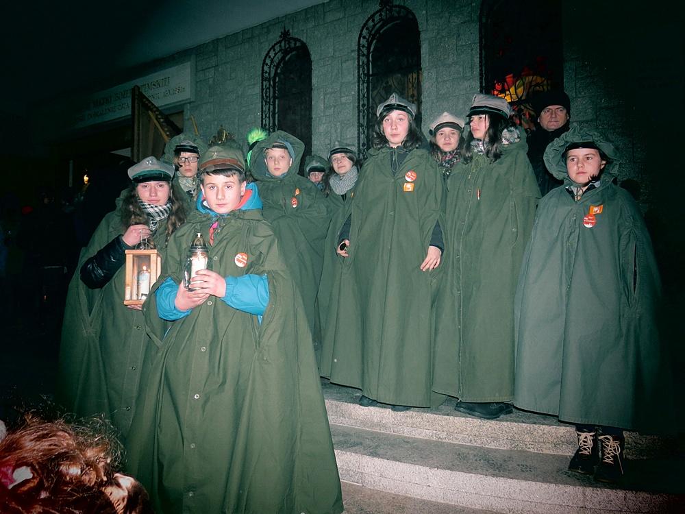 Kolejne dni dla harcerzy z Jedynki były pracowite, bowiem podzielili się Betlejemskim Światłem Pokoju w swojej Małej Ojczyźnie, w Limanowej.