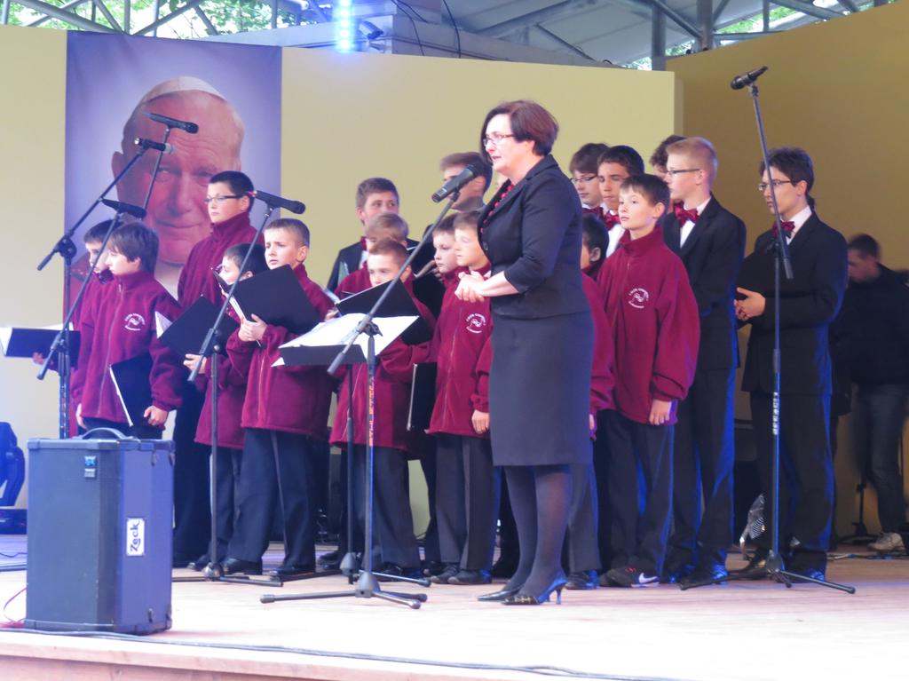 Dyrygent Halina Dyczek Halina Dyczek jest absolwentką Akademii Muzycznej w Krakowie, Podyplomowego Studium Chórmistrzowskiego przy Akademii Muzycznej w Bydgoszczy oraz Kursów Dyrygenckich