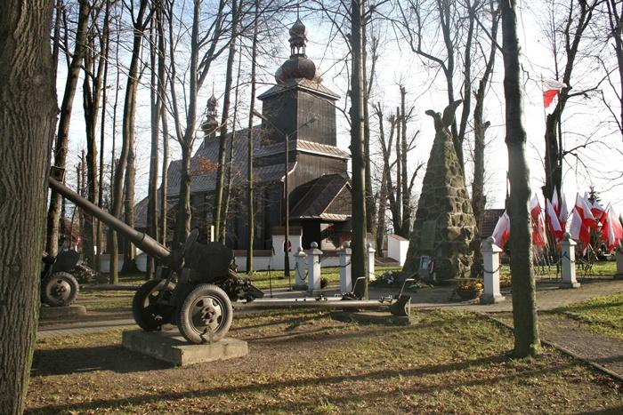 Kościół parafialny w Limanowej Łososinie Górnej Kościół drewniany z XVII wieku, przebudowany u schyłku XIX wieku. Wewnątrz wśród wielu zabytków m.in. chrzcielnica z XV wieku.