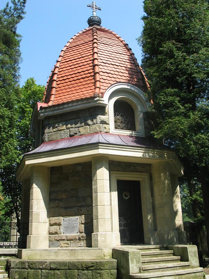 Obiekt ma 3500m2, wzniesiony został jeszcze w czasie trwania I wojny światowej według projektu architekta G.Ludwika.