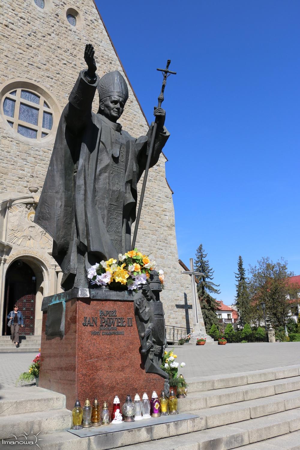 Pomnik Ojca Św. Jana Pawła II Limanowianie czują się zobowiązani do dania Świadectwa o wielkich wydarzeniach, które się dokonały na ich oczach w ostatnich latach.