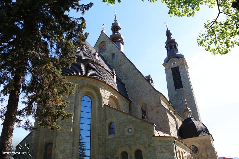 Zespół Sanktuaryjny Ołtarz polowy, Wieczernik, Święte schody, krużganki ze stacjami Boleści Najświętszej Marii Panny to budowle współczesne, wzniesione dla obsługi licznie przybywających tu