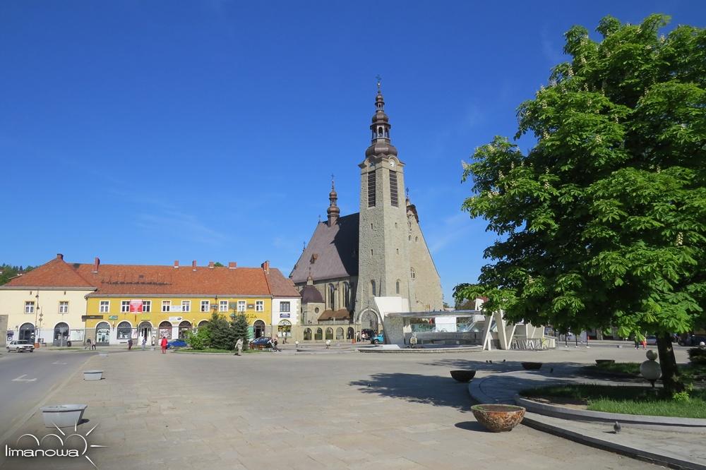 Kościół wzniesiony jest z cegły, zaś monumentalność nadaje mu zewnętrzna wykładzina kamienna. Zabudowa pierzei pn-zach. z okresu międzywojennego, z przebudowaniami powojennymi.