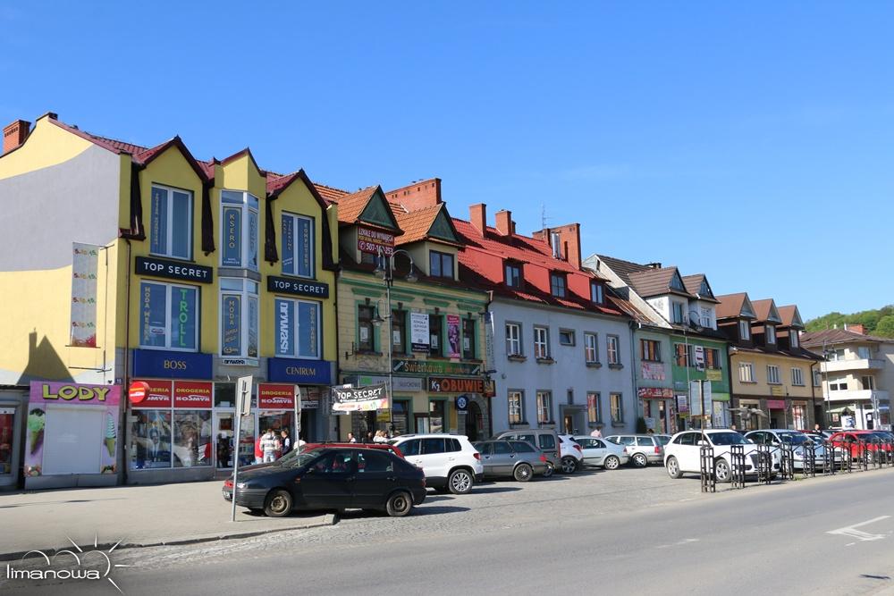 Pierzeja pd-wsch. w części zachowuje architekturę XVIII/XIX wieczną. W budynku narożnym, przy wylocie ul.