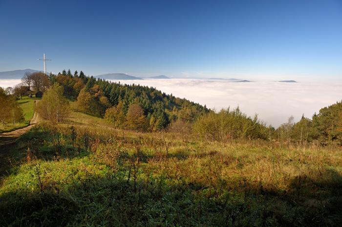 Monumentalny Krzyż - wzniesiony na szczycie Miejskiej Góry, upamiętniający 2000-lecie chrześcijaństwa oraz przejście naszego pokolenia w XXI wiek.