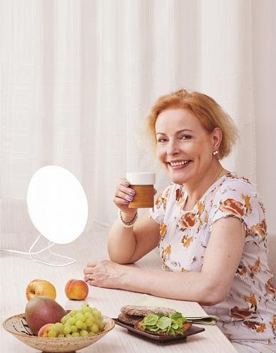 Cienka podstawa, wykonana ze stali w kolorze m, sprawia, że włączona lampa sprawia wrażenie zawieszonego nad powierzchnią Słońca.