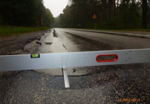 powstania poduszki wodnej między jezdnią a oponą [17].