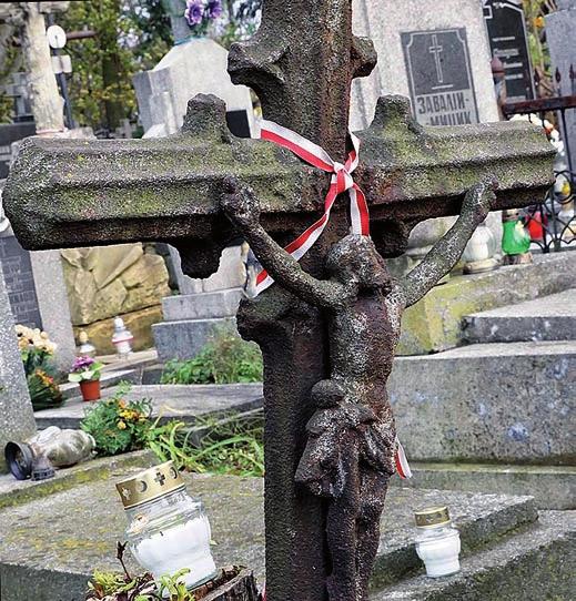 nr 11 (65) listopad 2017 * Polak Mały 3 grobami nie ma się już kto zająć. Takie opuszczone groby możecie zobaczyć obok mogił waszych bliskich.