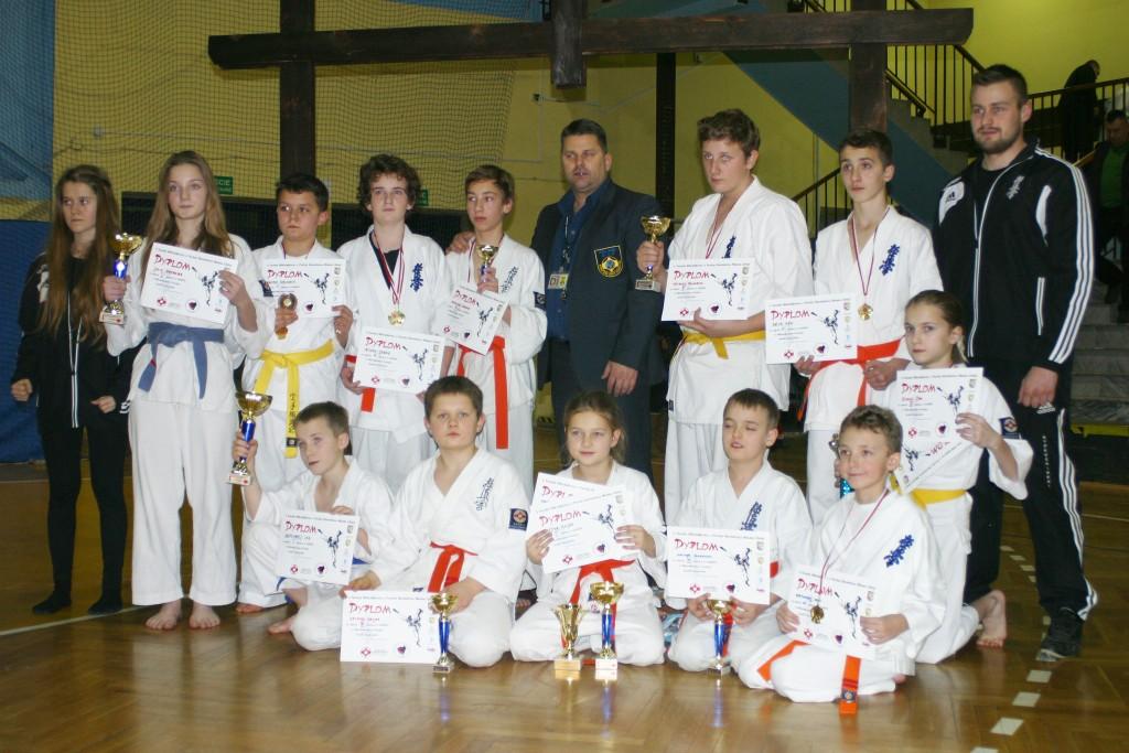 Wiadomości Poniedziałek, 22 grudnia 2014 10 medali zdobyli najmłodsi karatecy w Libiążu Limanowski Klub Kyokushin Karate reprezentowało 12 zawodników: Michał Jonak,