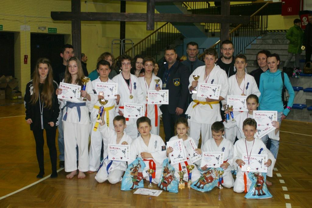 TA 12-TKA ZAWODNIKÓW ZDOBYŁA 10 MEDALI! Martyna Majda zajęła II miejsce kumite dziewcząt (r. 2005) oraz II miejsce w kata Mateusz Majda zajął III miejsce w kumite chłopców (r.