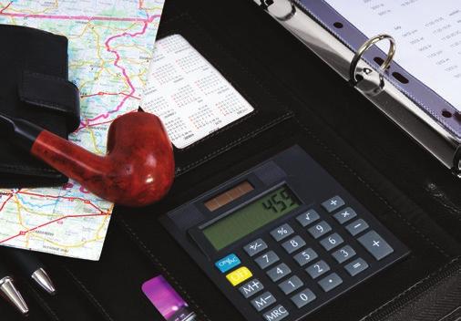 Wyposażony w kalkulator, metalowy ring, wkład papierowy A4, kieszeń