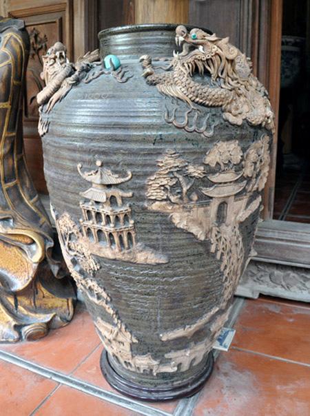 Villagers sold such product with 300,000 dong in 1995 (Interview with Mr. Vu Thanh Luan, Chairman of the Committee of Van Lam embroidery Village, Ninh Hai Commune, Hoa Lu district, Ninh Binh).