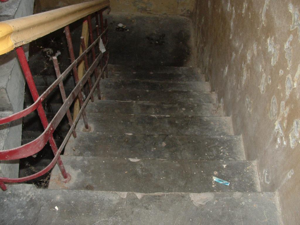 Rys. 11 Zawilgocenia ścian oraz płyt spocznikowych w klatce schodowej na poziomie piwnic (ściana południowo-zachodnia) Badania makroskopowe ujawniły, że budynek nie ma żadnej izolacji pionowej ścian