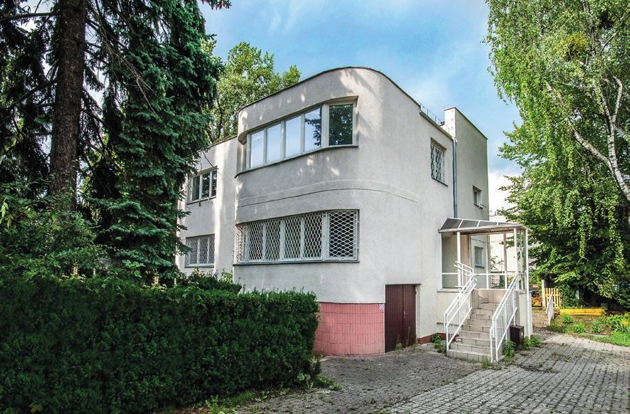 Racławicka 124 Warszawa, Mokotów Budynek wzniesiony w 1960 r. z dobrym dostępem do komunikacji miejskiej na warszawskim Mokotowie.