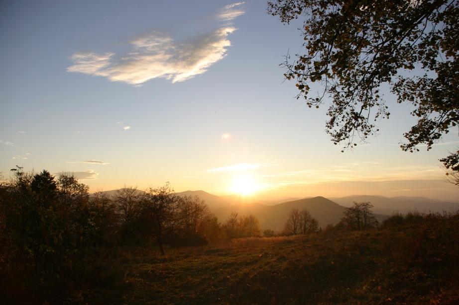 BESKID WYSPOWY BESKID WYSPOWY to grupa górska, ograniczona na zachodzie górnymi odcinkami dolin rzek Skawy i Raby, na wschodzie zaś Doliną Dunajca.