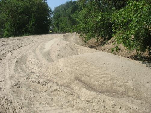 piaskiem pozyskanym pogłębiarką z koryta rzeki Wisły w