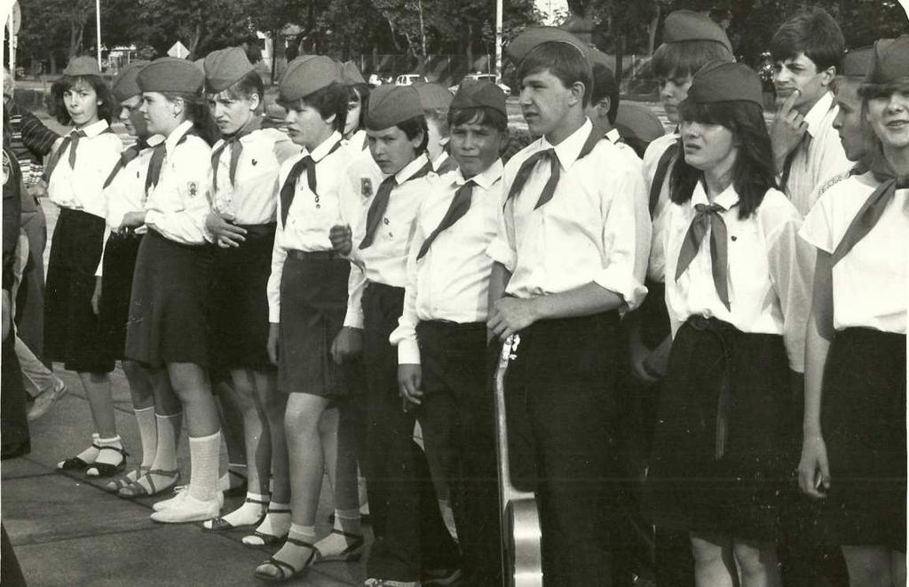 Od połowy lat 80-tych ubiegłego stulecia, przez kilka kolejnych wakacji, duŝe grupy naszej młodzieŝy harcerskiej wyjeŝdŝały na trzy tygodnie w okolice Smoleńska.