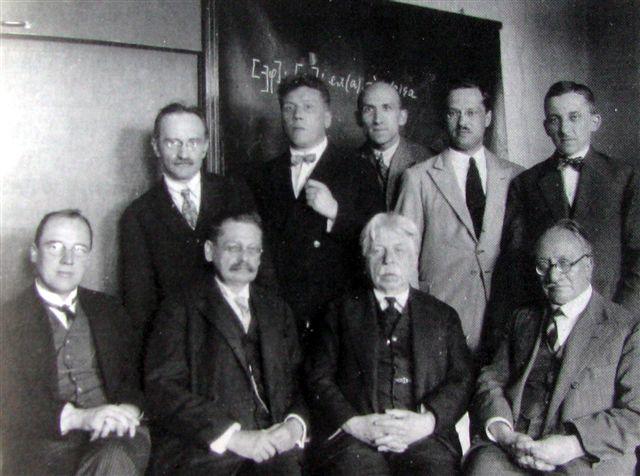 Wprowadzenie Zermelo i matematycy warszawscy Siedzą (od lewej): Sierpiński, Zermelo, Dickstein, Przeborski.