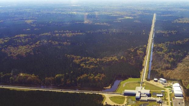 50 Rys. 4. Obserwatorium w stanie Luizjana [https://www.ligo.caltech.edu/la/page/observatories-collaborations] Rys. 5. Obserwatorium Virgo [http://www.media.inaf.it/2016