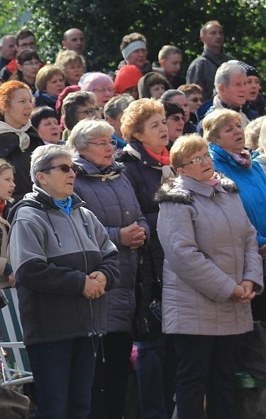 osobowa grupa udała się do kościoła stacyjnego w Zebrzydowicach, by modlić się o nawrócenie i jedność oraz pokój dla Polski i całego świata. Razem z nami do Zebrzydowic przybyło ok. 600. pielgrzymów.