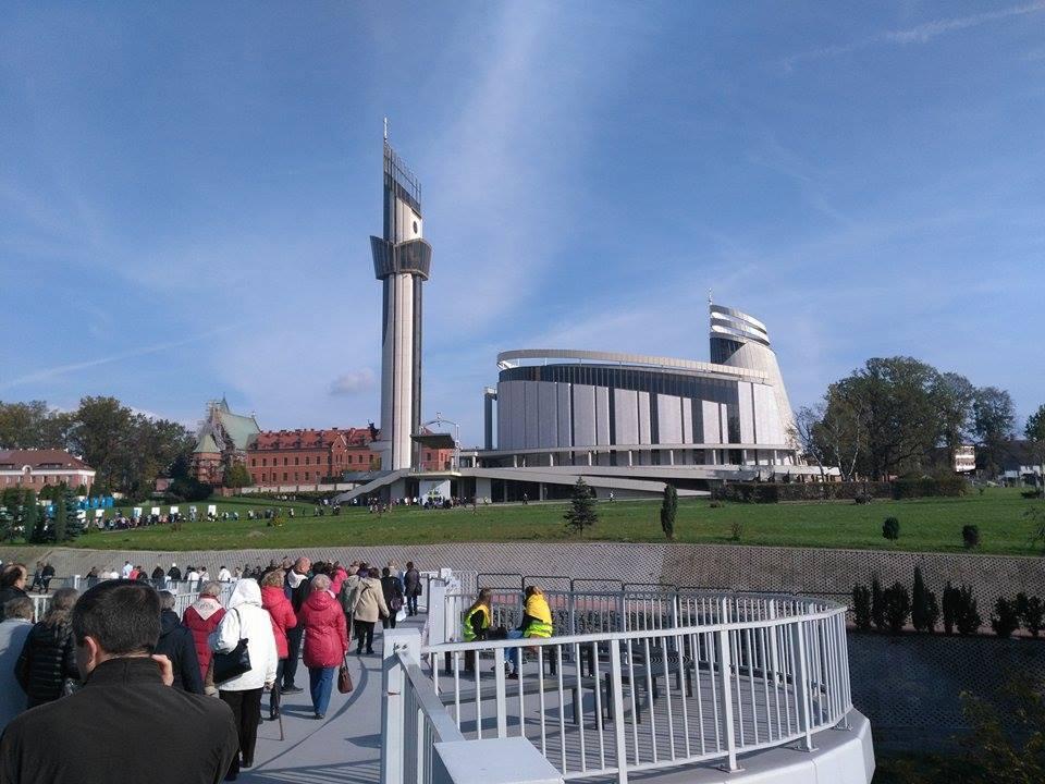 Naszą uwagę przykuwała również posadzka jak się później okazało z tureckiego i hiszpańskiego marmuru, w której zostały umieszczone herby Jana Pawła II, Benedykta XVI i kard. Stanisława Dziwisza.