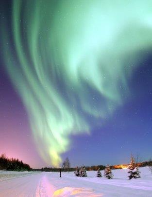 Laponia rozciąga na olbrzymim obszarze za kręgiem polarnym na terenie Finlandii, Norwegii, Szwecji i Rosji Zachwyca surowymi krajobrazami, dziewiczą przyrodą i zimowymi atrakcjami, jakich