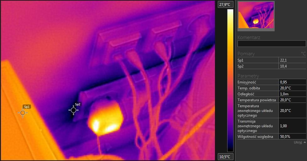 12 Powyższy termogram pokazuje taką sytuację. W pomieszczeniu, w którym temperatura wynosi ponad 20 C, na ścianie wokół gniazdek widoczne są zimne języki o temperaturze spadającej do 10 C.