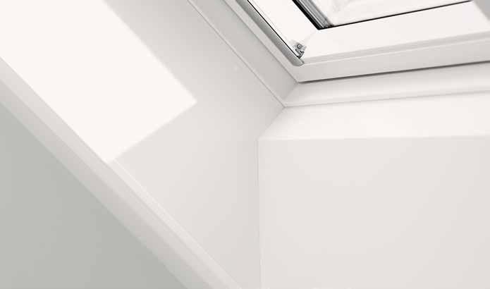 Rama izolacyjna VELUX BDX Grubsza o około 7 cm warstwa izolacji termicznej Wyższa temperatura powierzchni Montaż bez ramy izolacyjnej, wnęka bez części prostopadłej do okna.