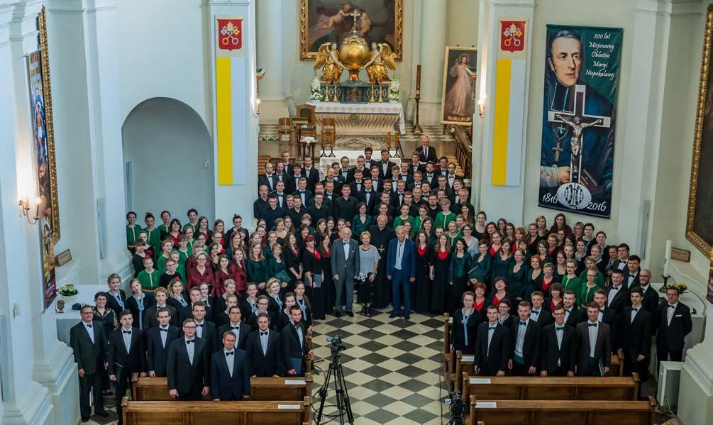 Chór prowadzi Małgorzata Banasińska-Barszcz absolwentka Akademii Muzycznej im.
