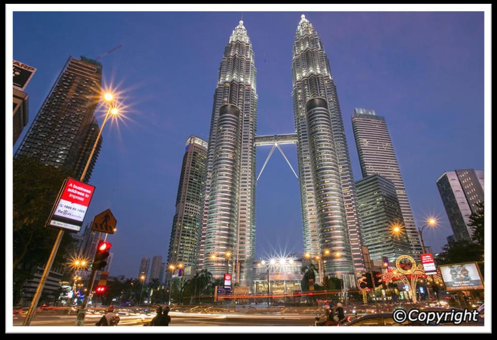 Najwyższe drapacze chmur Petronas Towers Most widokowy 32 długości prawie 60 m spina najsłynniejsze wieże Malezji na wysokości 41. i 42. piętra. Turystów wwozi 58 szybkich piętrowych wind 33.