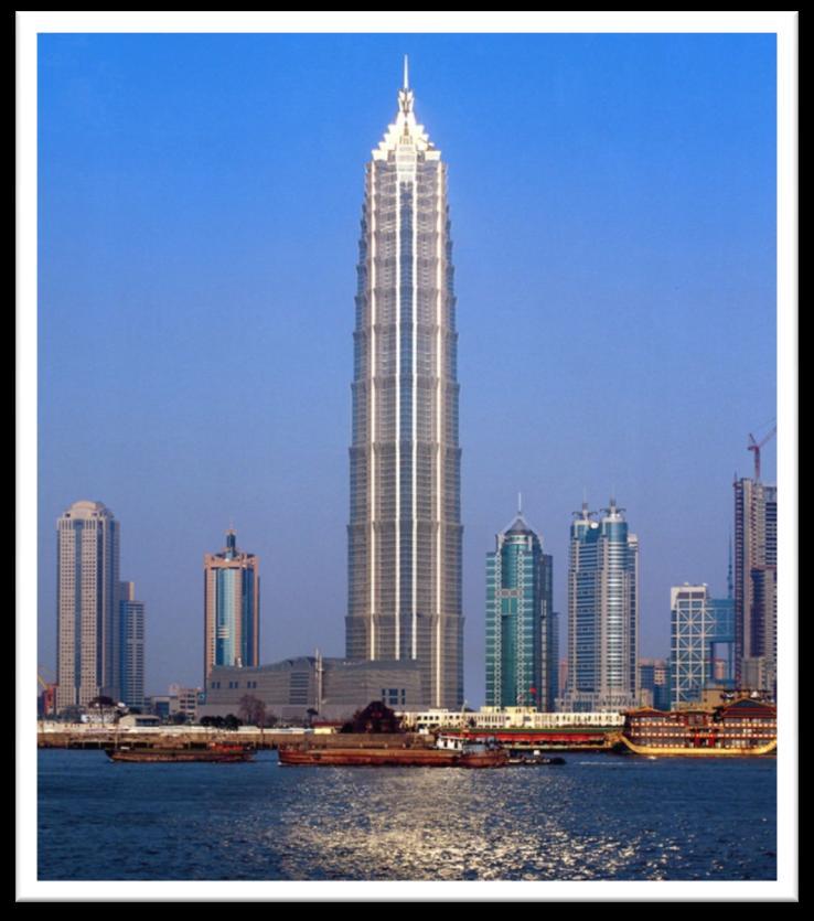 Najwyższe drapacze chmur Jin Mao Tower Budynek zaprojektowano tak, by przetrwał tajfuny i trzęsienia ziemi o sile do 6 stopni w skali Richtera.