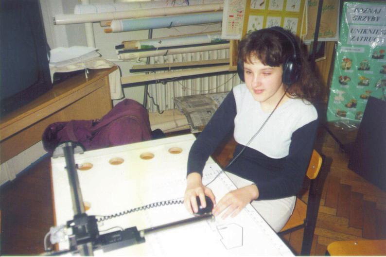 30 J. Kuchmister Istotą metody [Krzywicka-Blum, Kuchmister, 1999] jest zastąpienie postrzeganej wzrokowo sceny graficznej zakodowanym, w polu operacyjnym digitizera sonorycznego, układem dźwięków,