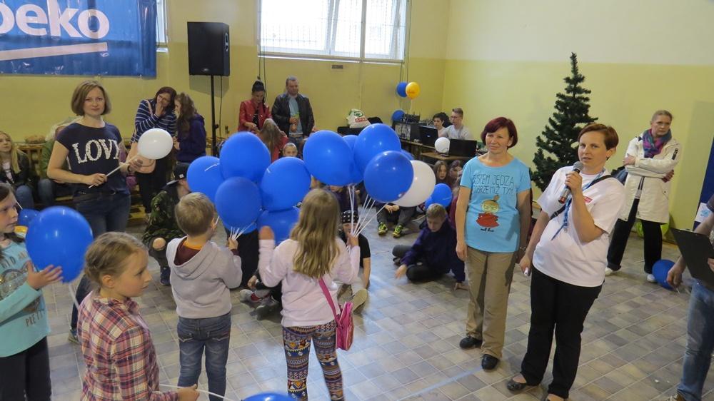 Wiadomości Wtorek, 17 maja 2016 Odlotowy II Piknik Rodzinny Ciasta, ciasteczka, owocowe przekąski, apetyczne kolorowe kanapeczki każde podniebienie znalazło coś dla siebie, a jury z trudem wybrało i