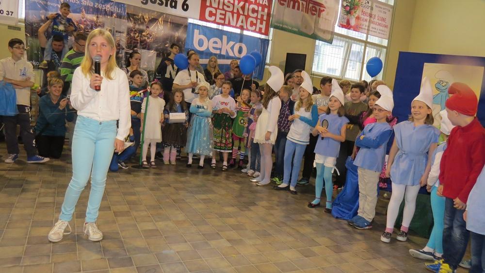Pokazy tańca Akademii Lotu i sztuki walki Limanowskiego Klubu Kyokushin Karate. Świetlica szkolna pod opieką p. Bożeny Tuczyńskiej zaprezentowała przedstawienie pt. W smerfowej krainie.