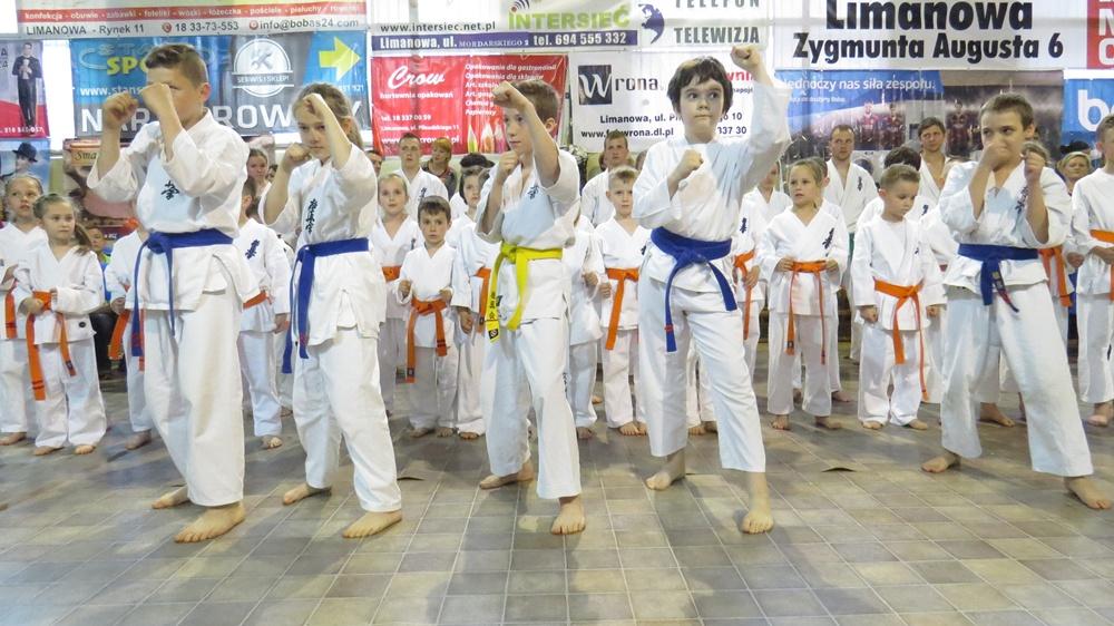 Krystyny Dyrcz zachwyciły barwnym Tańcem motyli. Ogromnym powodzeniem cieszyła się loteria fantowa bogata w cenne nagrody, której losowanie odbyło się po przedstawieniu Królewna Śnieżka.
