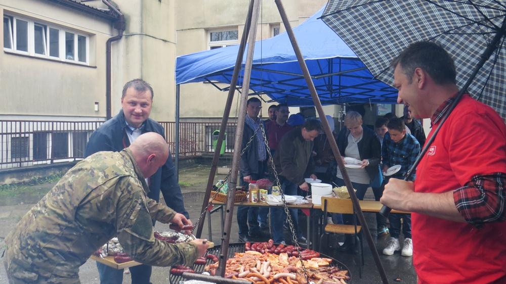 Annę Cisak i bigos ufundowany przez Restaurację Siwy Brzeg, smalec ze skwarkami przyrządzony w Laskopolu.