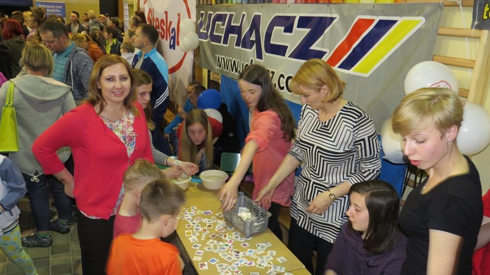 podjęty trud. Zostały wykonane okolicznościowe plakaty, indywidualne zaproszenia dla rodzin, pozyskani fundatorzy i sponsorzy.