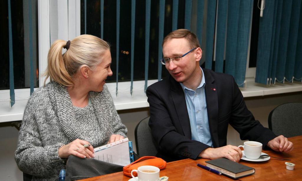 Łamanie się opłatkiem i składanie sobie życzeń poprzedzi wspólnie odśpiewana, pod kierunkiem Haliny Krystowczyk, kolęda.