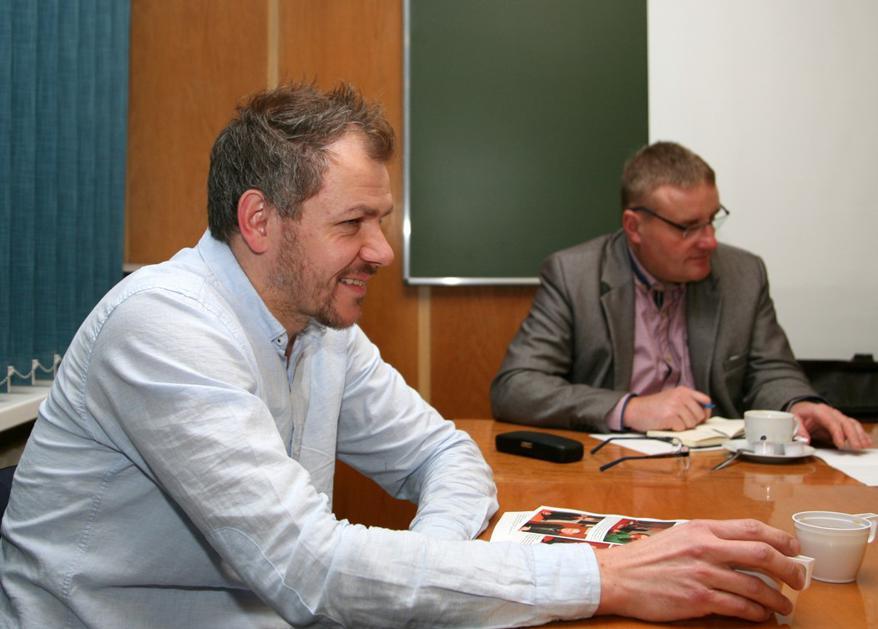 Odnosząc się do tego co dzieje się wokół centralnego organu do spraw geodezji, stwierdzić można, że następuje zdejmowanie obowiązków i kompetencji z Głównego Geodety Kraju, co uwidacznia się