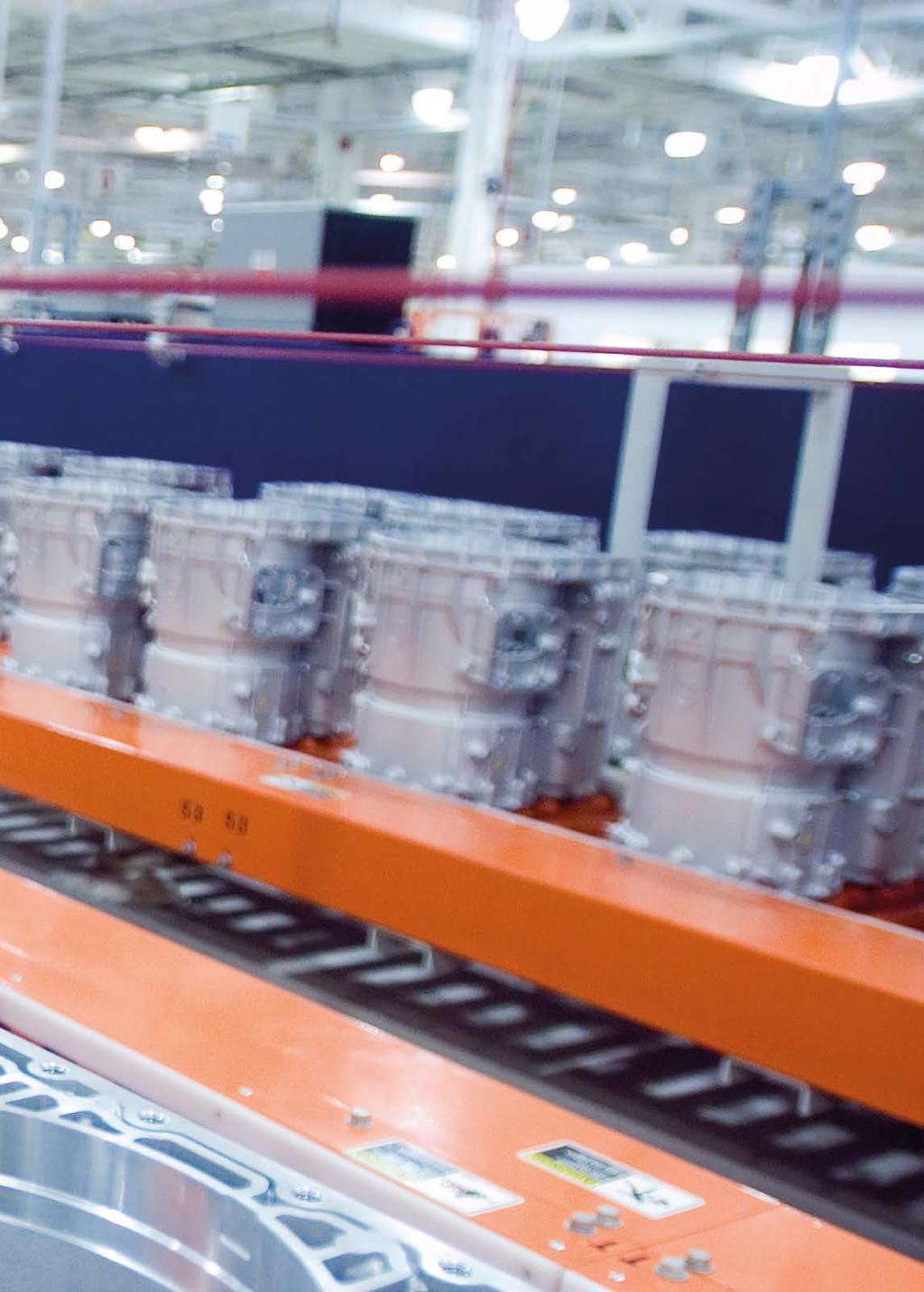 Procesy całkowicie zautomatyzowane Procesy półautomatyczne Obsługa ręczna Wydajność produkcyjna Normalizacja Koszty jednostkowe Elastyczność Koszty instalacji Umiejętności operatora Błędy