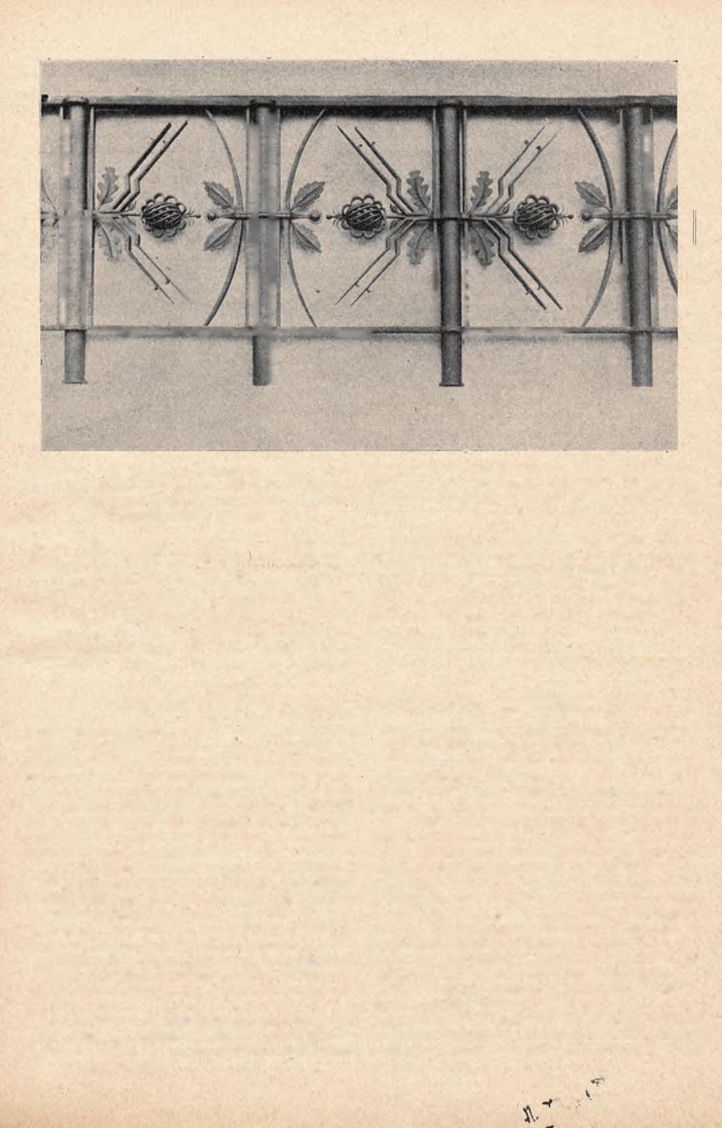 27 V - ł' Fragment balustrady na sztandary. Sala hono= rowa Pawilonu polskiego. Projekt Henryka Grunwalda, w ykonany w warsztacie Antoniego Szmalenberga.