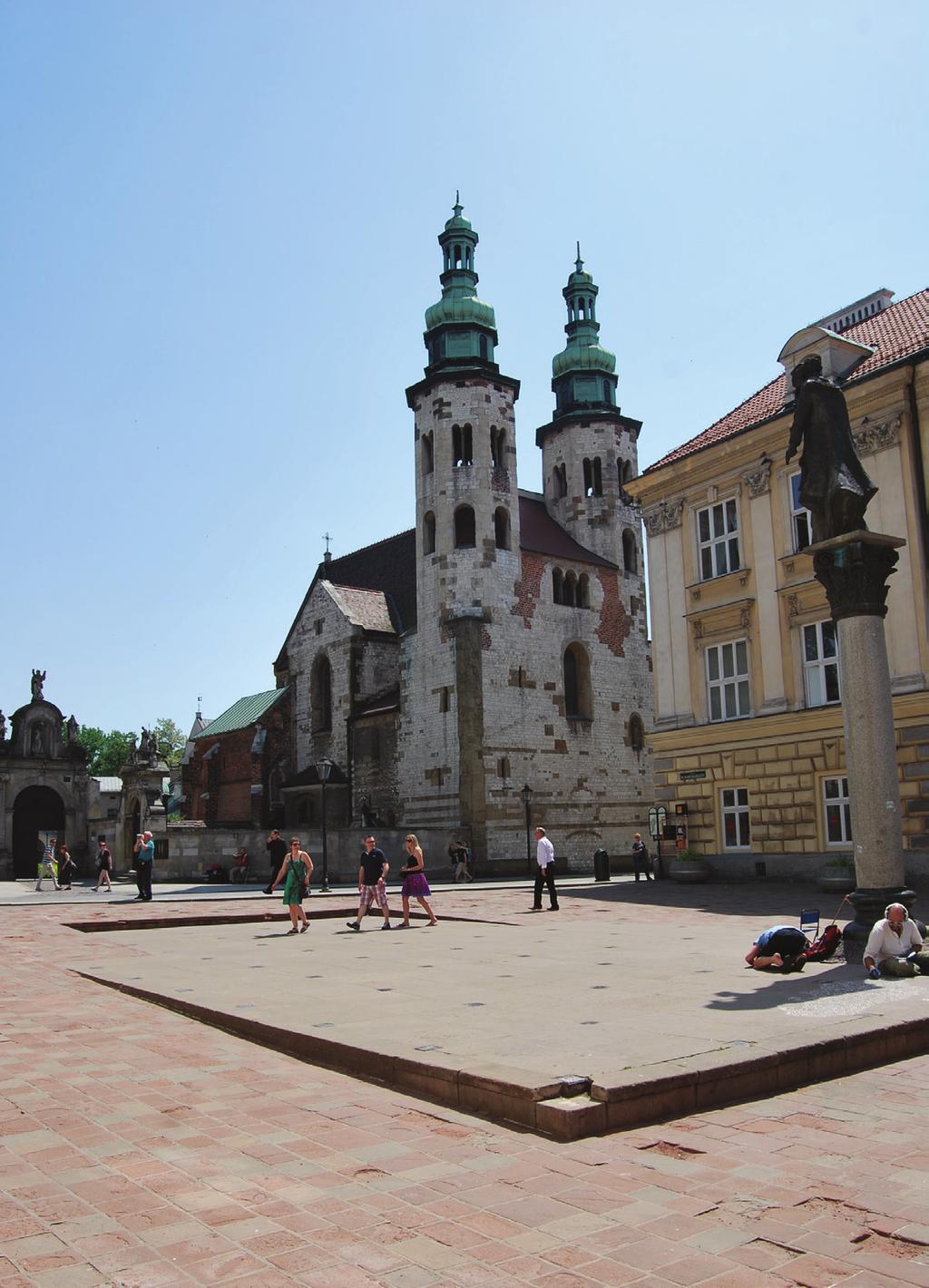 Fot. 3. Kraków-Okół. Plac św. Magdaleny i kościół św. Andrzeja (fot. T. Sajecki). nie obiekt usytuowany był na placu św. Marii Magdaleny, około 20 m na północny zachód od kościoła św. Andrzeja. Jego fundamenty zalegały nad warstwami osadniczymi pochodzącymi od poł.
