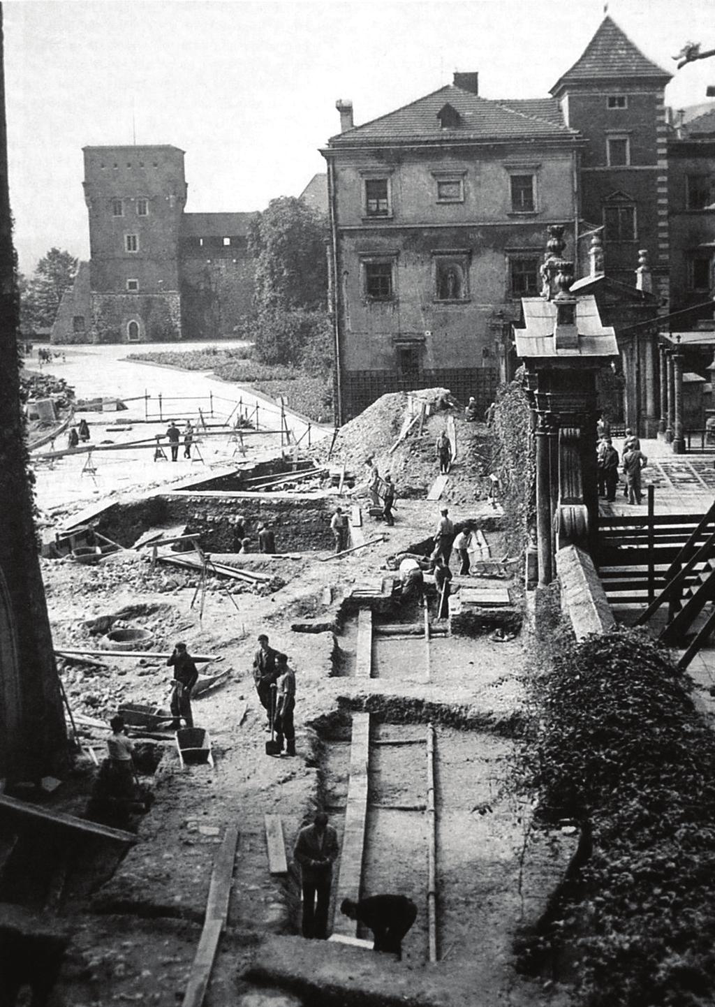 Fot. 1. Kraków Wawel. Wykopaliska prowadzone w 1969 roku w centralnej części wzgórza (fot. A.Wierzba). strukcji drewnianych, zalegających w warstwach przed północną elewacją pałacu królewskiego43.