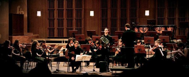 O utworach Piazzolla, Palmeri Tango inmortal Utwór drugi jest utrzymany w formie tradycyjnego klasycznego koncertu i nosi tytuł Koncert podwójny na bandoneon,