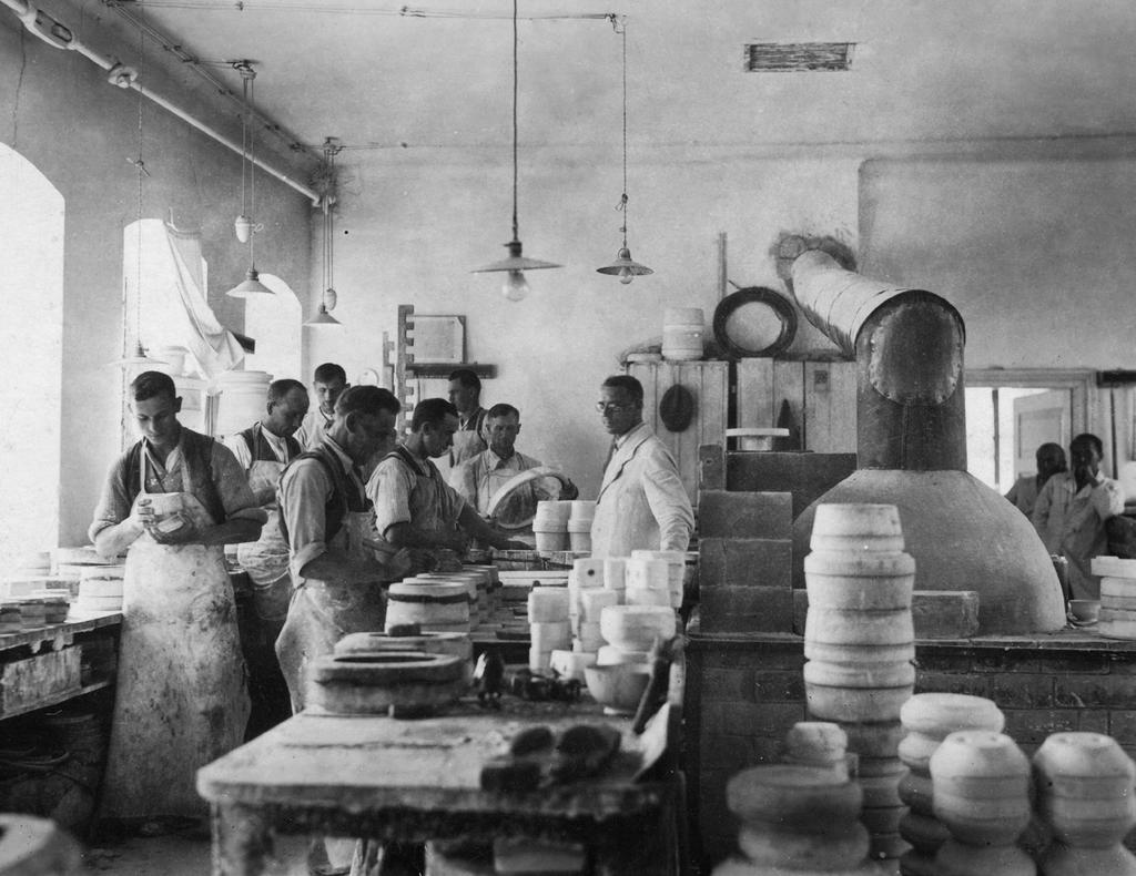 NASZA HISTORIA TRADYCJA KUNSZT SZTUKA Polskie Fabryki Porcelany Ćmielów i Chodzież S.A. wyróżnia bogata historia i niepowtarzalny design.