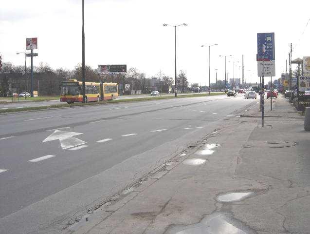 Analiza i ocena skuteczności wprowadzenia wydzielonego pasa autobusowego na ul. Modlińskiej w Warszawie 51 Fot. 4. Ul. Modlińska.