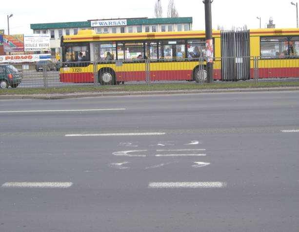 Modlińska widoczne niskiej jakości oznakowanie poziome pomiędzy ul. Obrazkową a śyczliwą. Odcinek pasa autobusowego: śyczliwa PłuŜnicka Na odcinku pasa autobusowego od skrzyŝowania z ul.