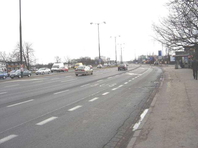 poprzez zastosowanie dłuŝszych wiat, z uwagi na wysoki stopień wykorzystania tego przystanku przez pasaŝerów (oczekujących na autobusy i